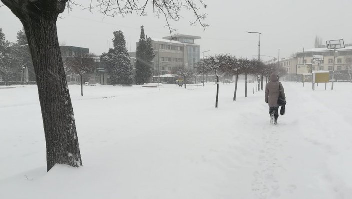 Bulgaristan’da Türk tırlarına kar engeli