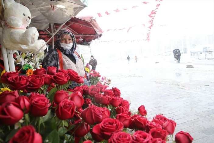 a Bugün çiçekçiler açık mı? 14 Şubat Pazar çiçekçilerin çalışma saatleri..