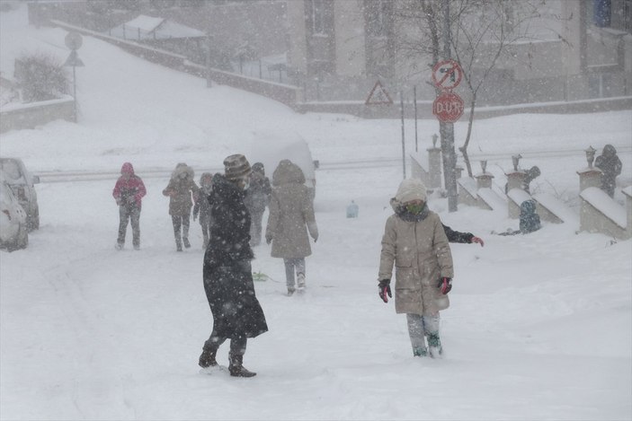 İstanbul beyaza bürününce çocuklar kısıtlamayı unuttu