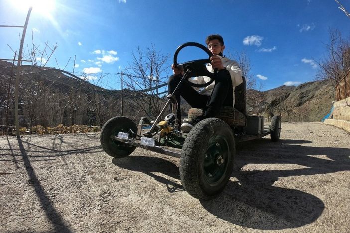 i Üç genç tek kişilik araç yaptı