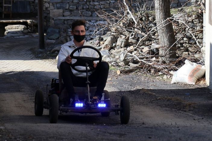 i Üç genç tek kişilik araç yaptı