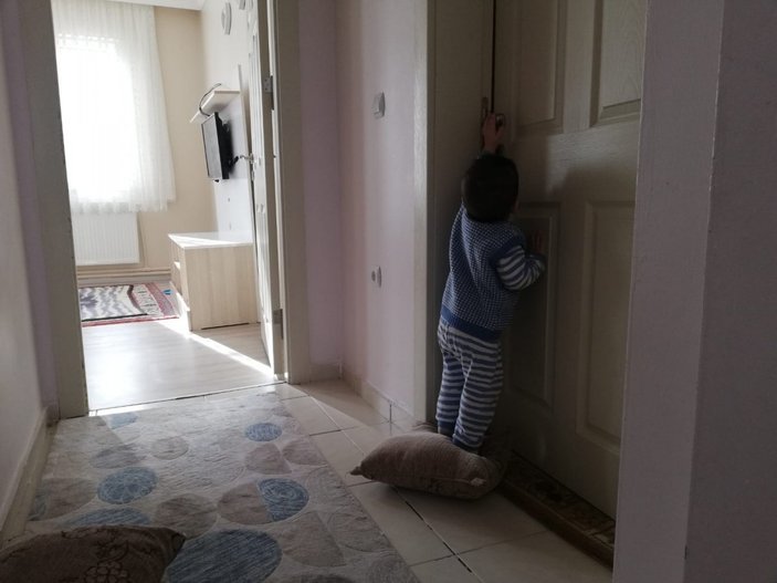 Erzincan'da 1,5 yaşındaki ikizlerin kapı açma taktiği
