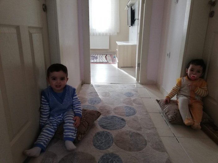 Erzincan'da 1,5 yaşındaki ikizlerin kapı açma taktiği