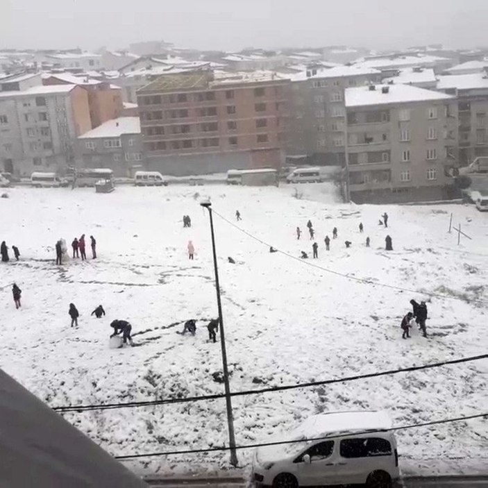 İstanbul beyaza bürününce çocuklar kısıtlamayı unuttu