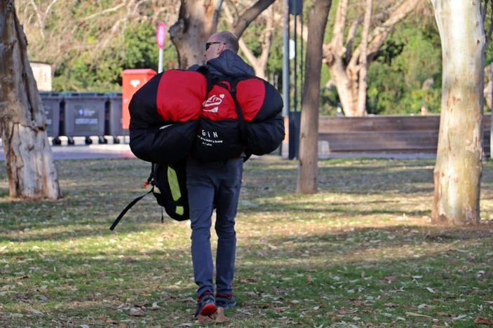 Antalya’da paraşütle uçuş yapan turist polisi alarma geçirdi