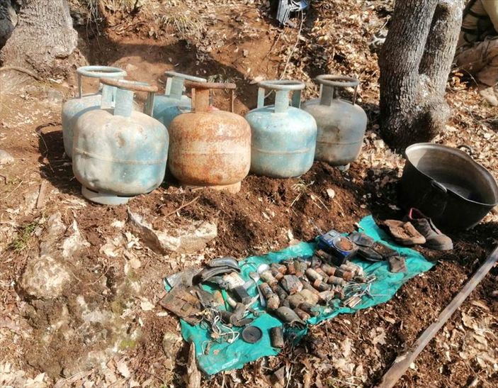 Bitlis'te PKK'lı teröristlere ait gıda ve yaşam malzemeleri ele geçirildi