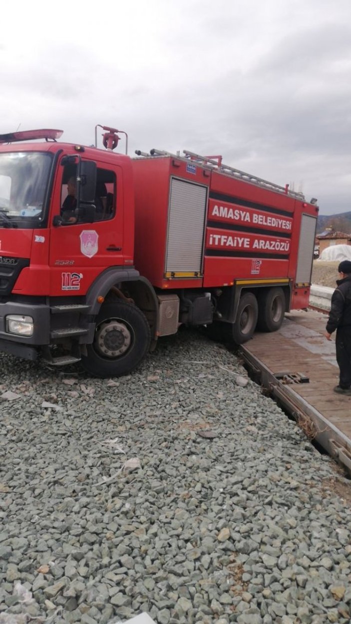 Amasya'da, itfaiye aracı yangın yerine vagonla taşındı