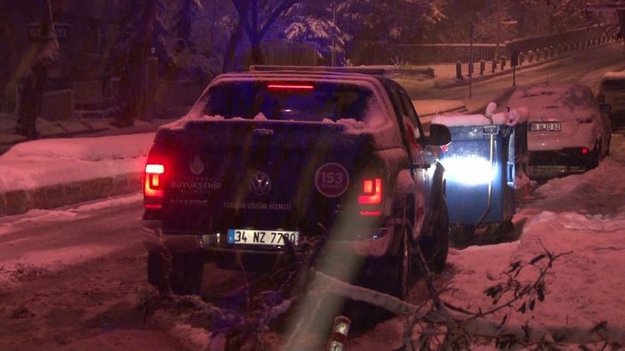 Anadolu Yakası'ndaki kar yağışı ağaçları devirdi