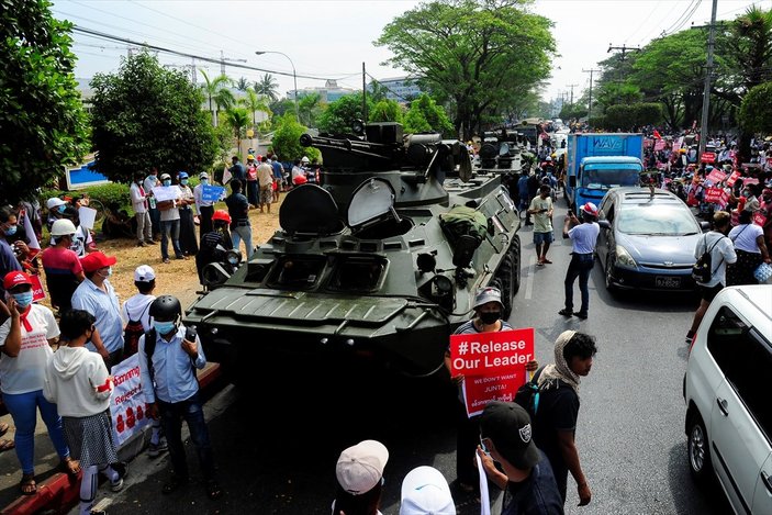 Myanmar'da ülke genelinde internet kesik, ordu sokakta