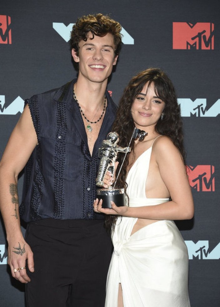 Shawn Mendes, Camila Cabello'nun ayağını öptü