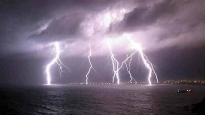 Kar yağarken şimşek çakar mı, gök gürültüsü olur mu? Kar yağarken şimşek çakması neden olur?