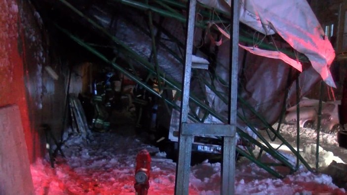 Eyüpsultan'da kapalı spor salonunun çatısı yoğun kar nedeniyle çöktü