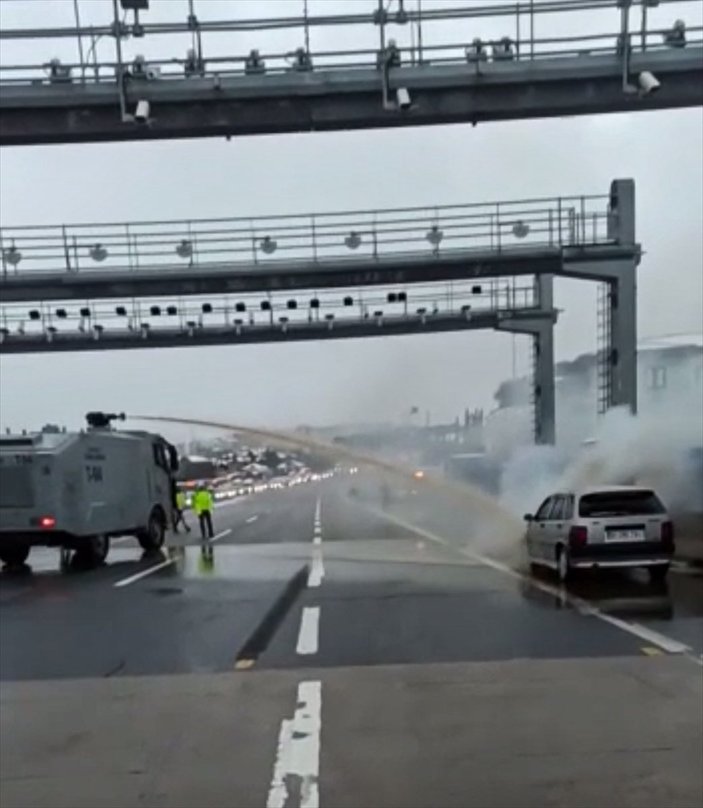 15 Temmuz Şehitler Köprüsü'nde araç yandı