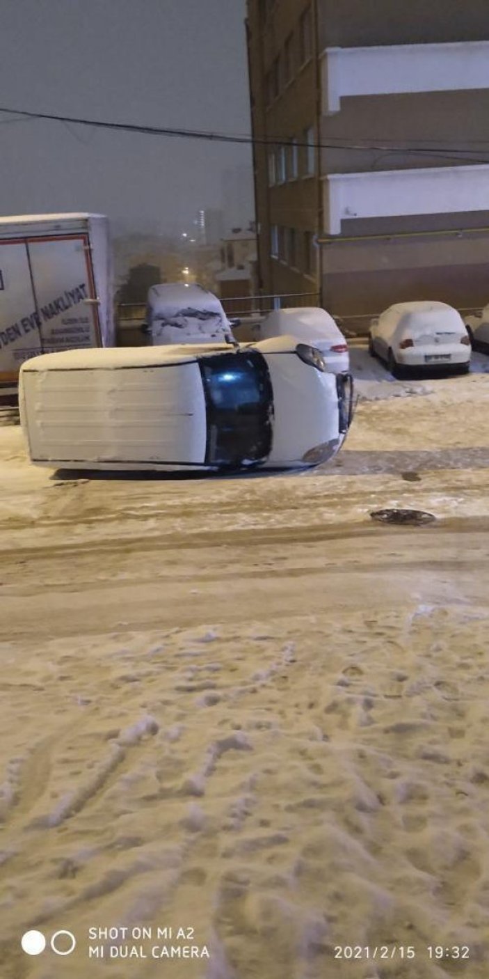 Ankara'da karda kayan gencin üstüne hafif ticari araç devrildi