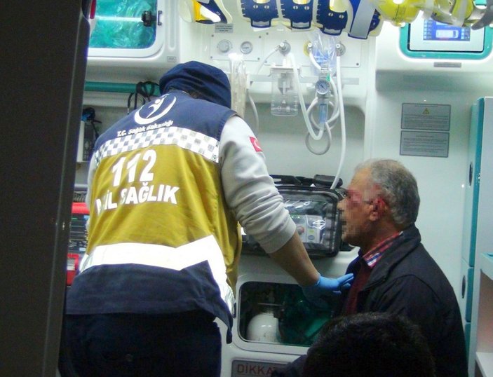 Antalya'da kazada yaralanan sürücü aracını bırakmak istemedi