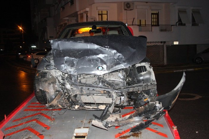 Antalya'da kazada yaralanan sürücü aracını bırakmak istemedi