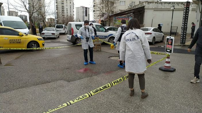 İ Gaziantep'te taksi durağı önünde kuzenini öldürdü