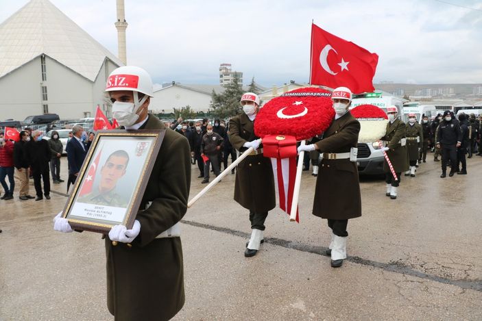 i Şehit Müslüm Altıntaş ile Adil Kabaklı son yolculuğuna uğurlandı