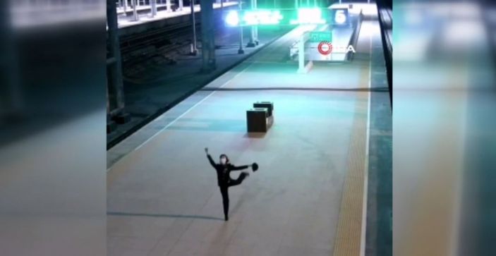 Çin'de istasyon görevlisi boş peronda dans etti