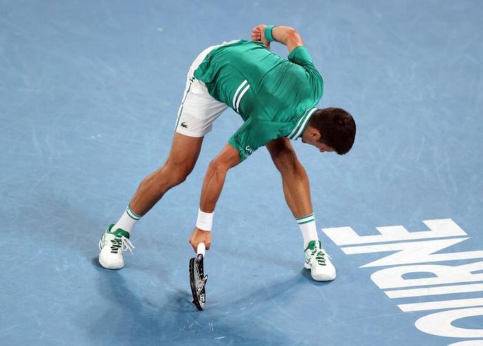 Djokovic raketini kırdığı maçta yarı finale yükseldi