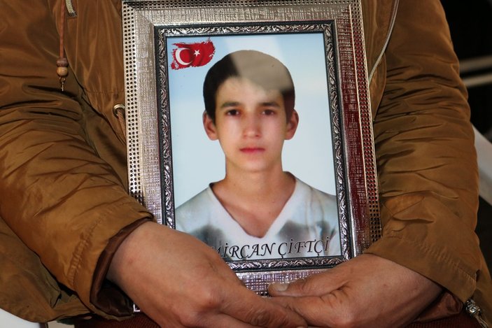 PKK katliamları yıldırmadı, bir aile daha evlat nöbetine katıldı