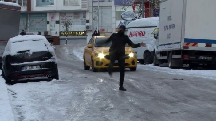 İstanbul'da buz tutan yolda düşen vatandaşlar