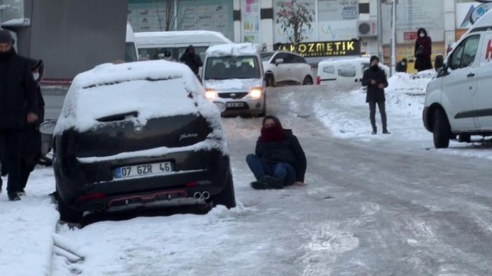 İstanbul'da buz tutan yolda düşen vatandaşlar