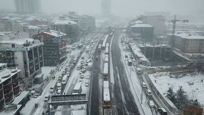 İstanbul'da kar, araç sürücülerini zorladı