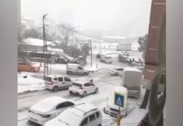 İstanbul'da kar, araç sürücülerini zorladı