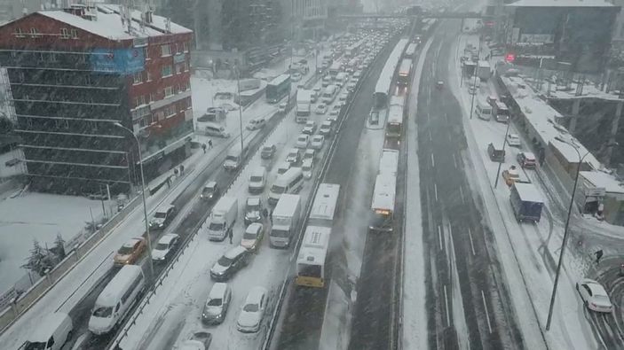 İstanbul'da kar, araç sürücülerini zorladı