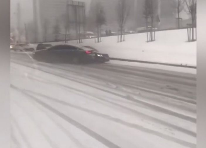 İstanbul'da kar, araç sürücülerini zorladı