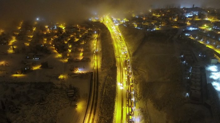 Yoğun kar yağışı Kocaeli'de TEM'i trafiğe kapattı
