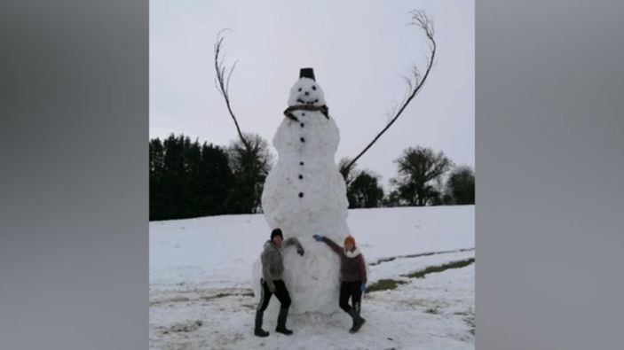 İrlanda'da dev kardan adam yapan aile