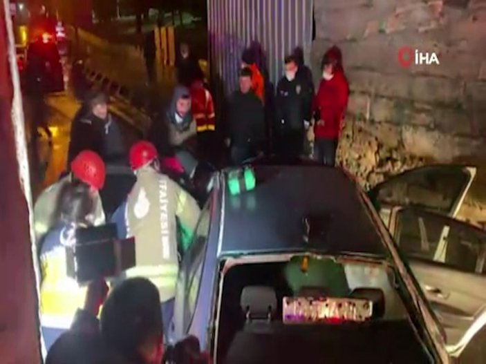 Fatih'te refüje çarpan otomobil metrelerce havalandı