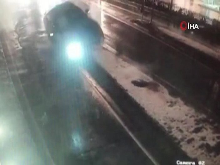 Fatih'te refüje çarpan otomobil metrelerce havalandı