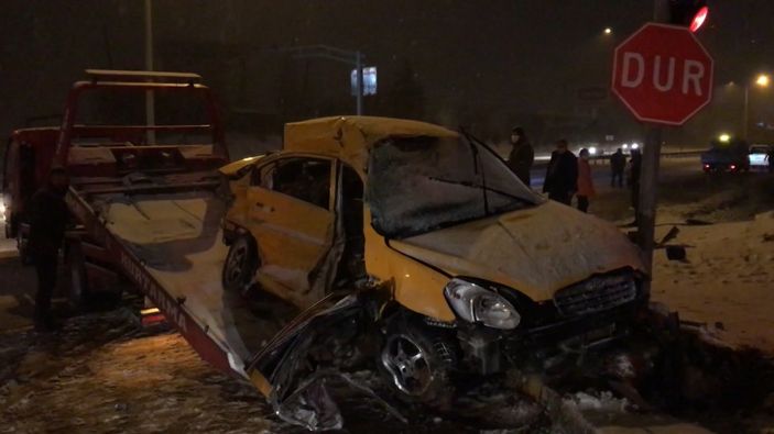 i Kırıkkale’de otobüs ile ticari taksi çarpıştı: 1 ölü