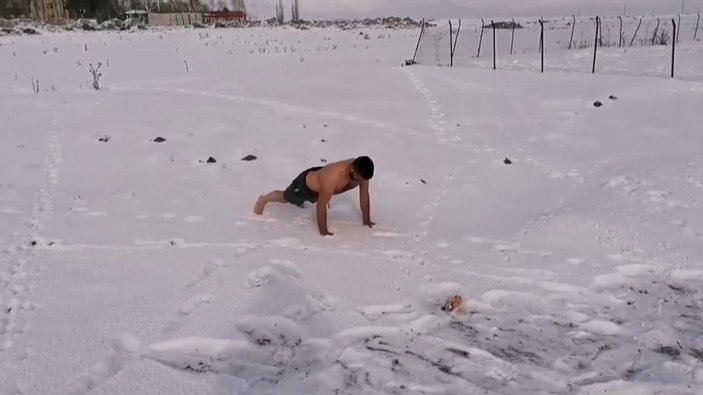 Erzurum'da, dondurucu soğuklara rağmen kendini kara gömdü