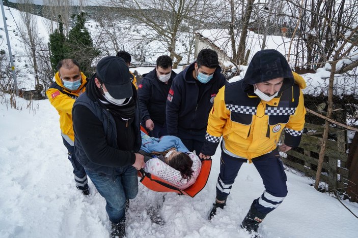 Sultangazi'de ambulans karlı yolda kaldı, sağlıkçılar hastaya yaya ulaştı