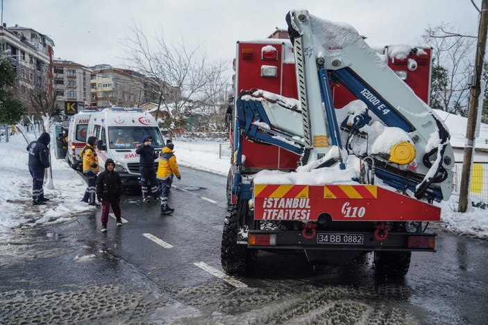 Sultangazi'de ambulans karlı yolda kaldı, sağlıkçılar hastaya yaya ulaştı