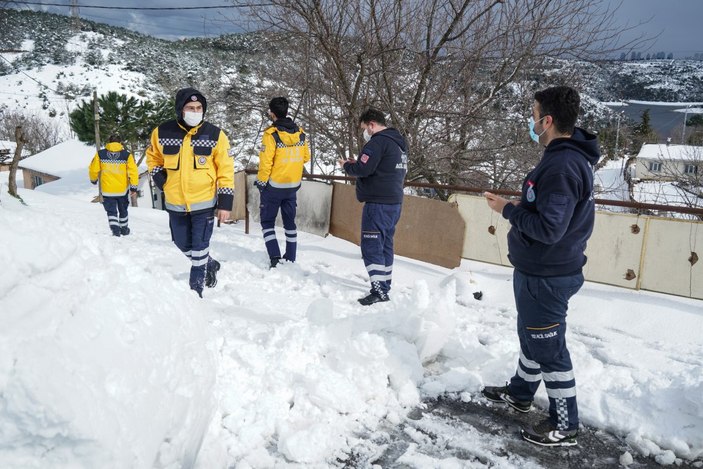 Sultangazi'de ambulans karlı yolda kaldı, sağlıkçılar hastaya yaya ulaştı