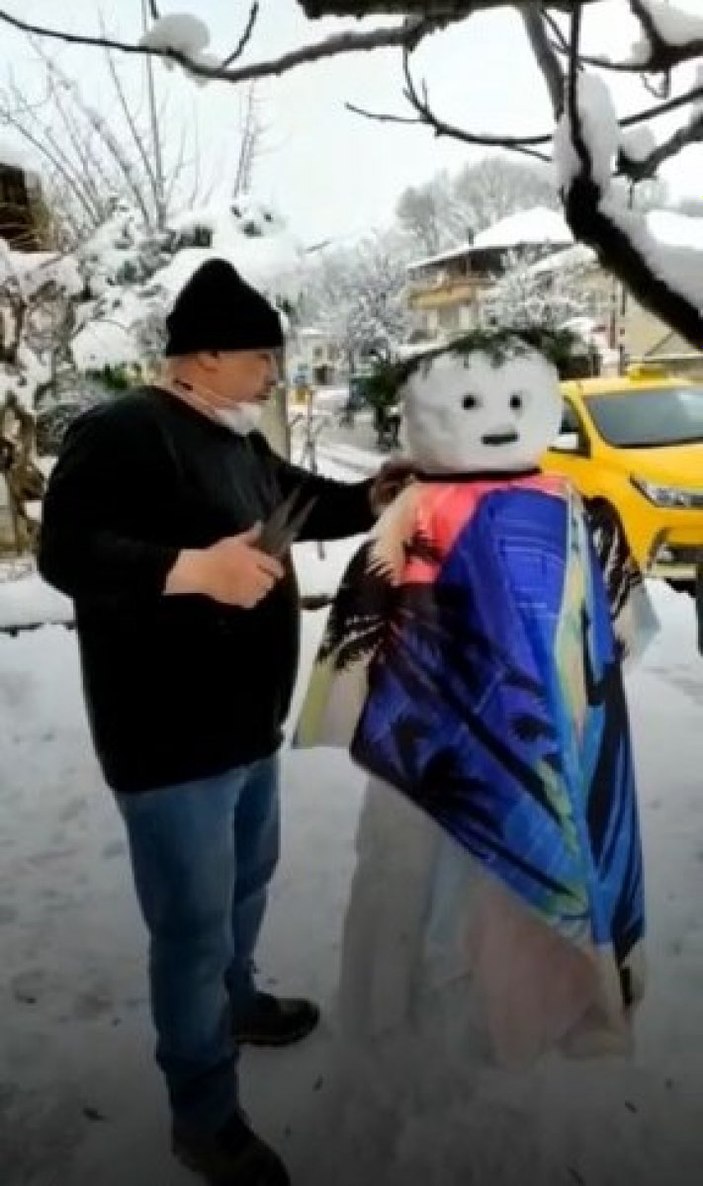 Sakarya'da, yaptığı kardan adamı tıraş etti