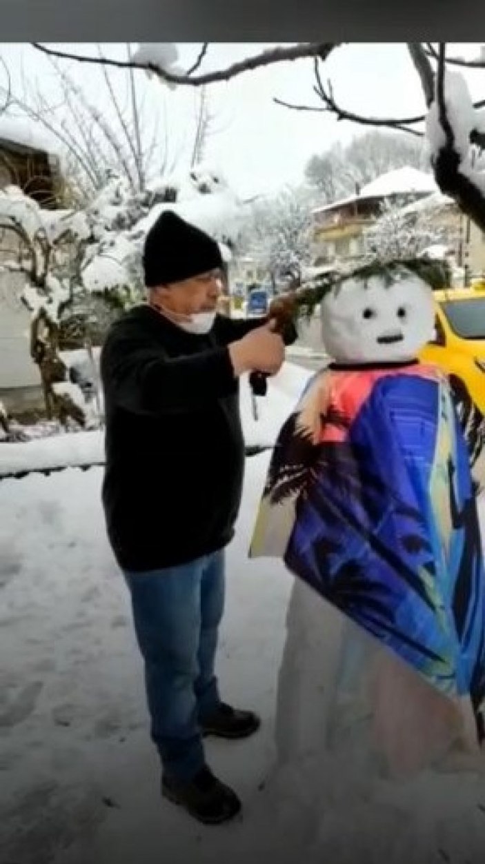 Sakarya'da, yaptığı kardan adamı tıraş etti