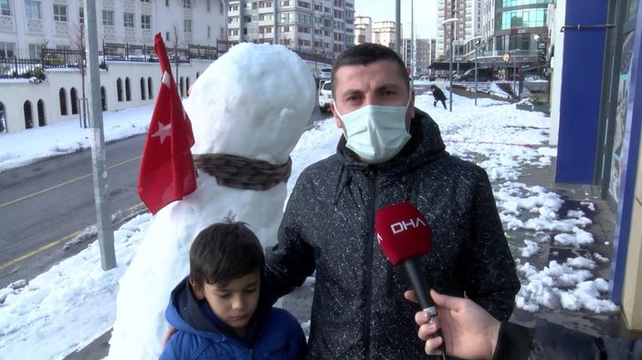 Başakşehir'de 10 yaşındaki çocuk, dolanan Türk bayrağını düzeltti