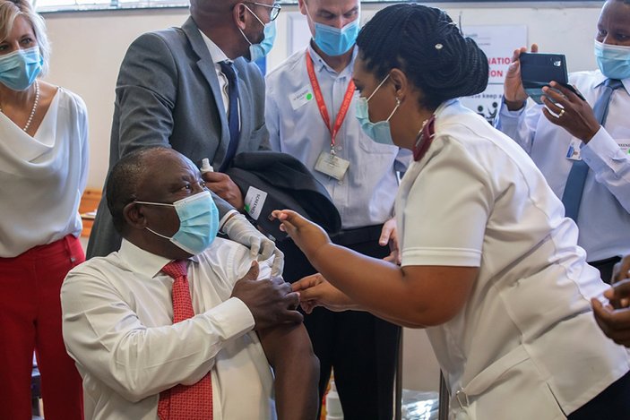 Güney Afrika'da ilk koronavirüs aşısı, Cumhurbaşkanı Ramaphosa'ya yapıldı