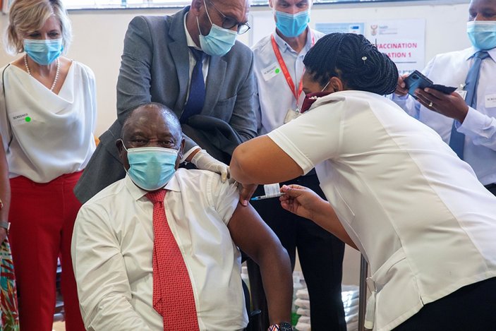 Güney Afrika'da ilk koronavirüs aşısı, Cumhurbaşkanı Ramaphosa'ya yapıldı