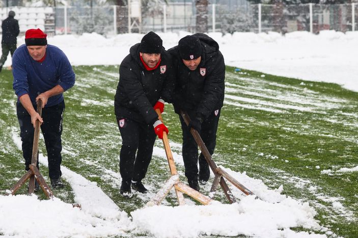 Ertuğrul Sağlam, zeminin temizlenmesine yardım etti