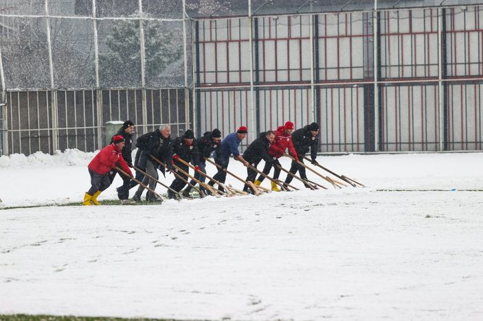 Ertuğrul Sağlam, zeminin temizlenmesine yardım etti