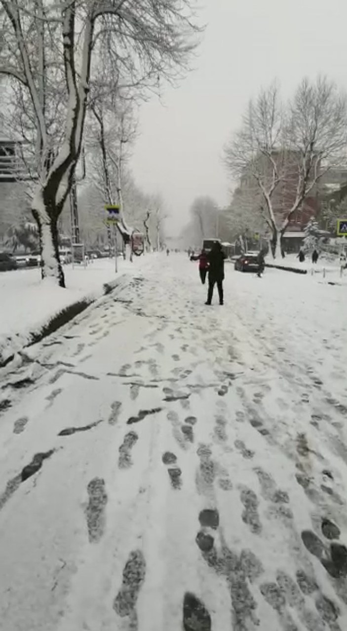 İstanbul'da kar nedeniyle trafik durdu