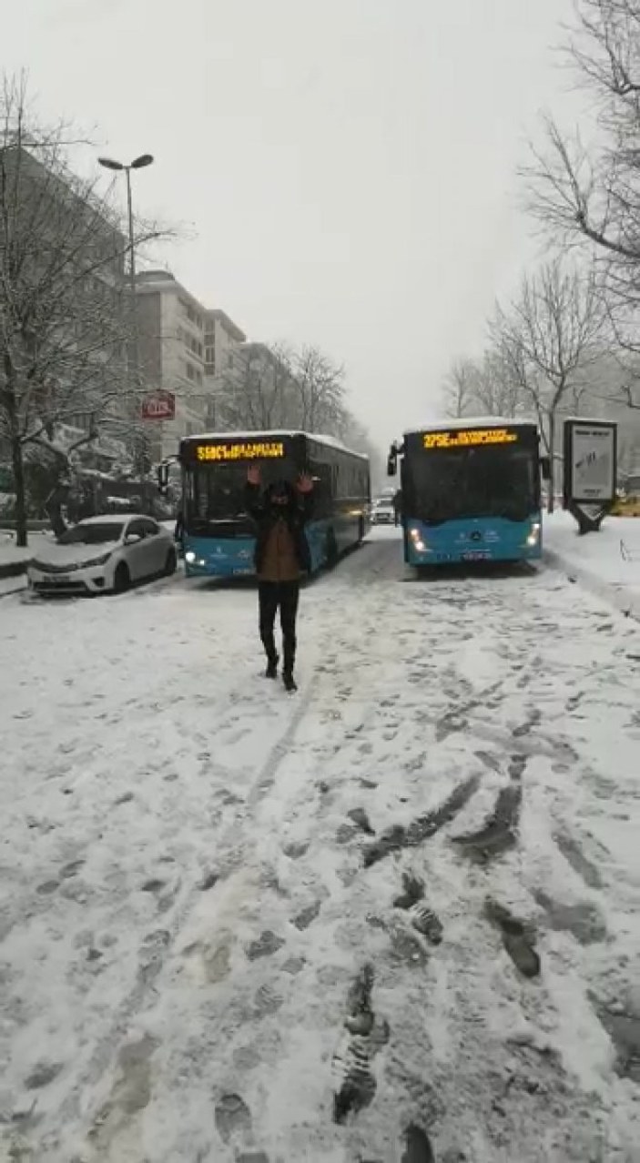 İstanbul'da kar nedeniyle trafik durdu