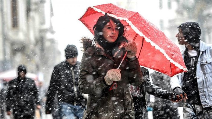 İstanbul'da kar, etkisini göstermeye devam ediyor